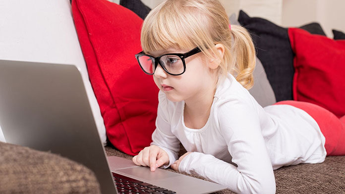 Kto powinien nosić okulary do komputera