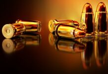 W której ręce nosi się kule?