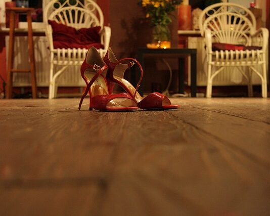 Czym smarować pięty żeby były miękkie?